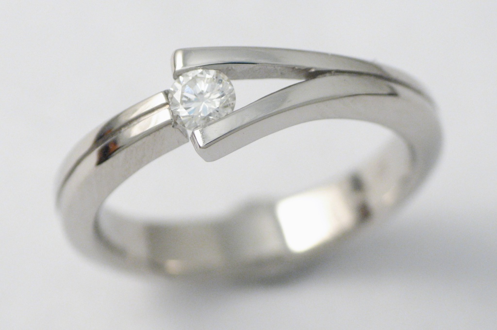 Platina jegygyűrű gyémánttal P031.