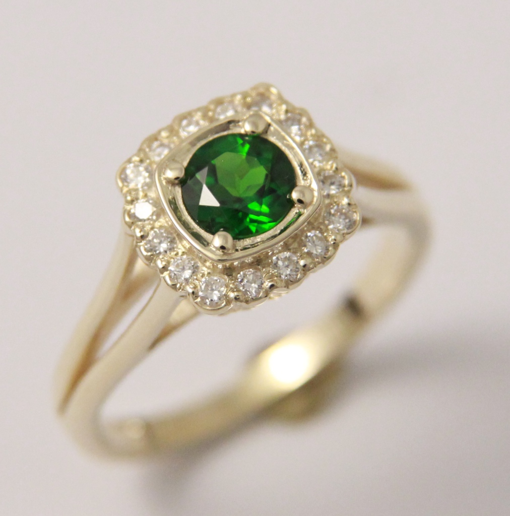 Arany gyűrű smaragddal és gyémántokkal A042.