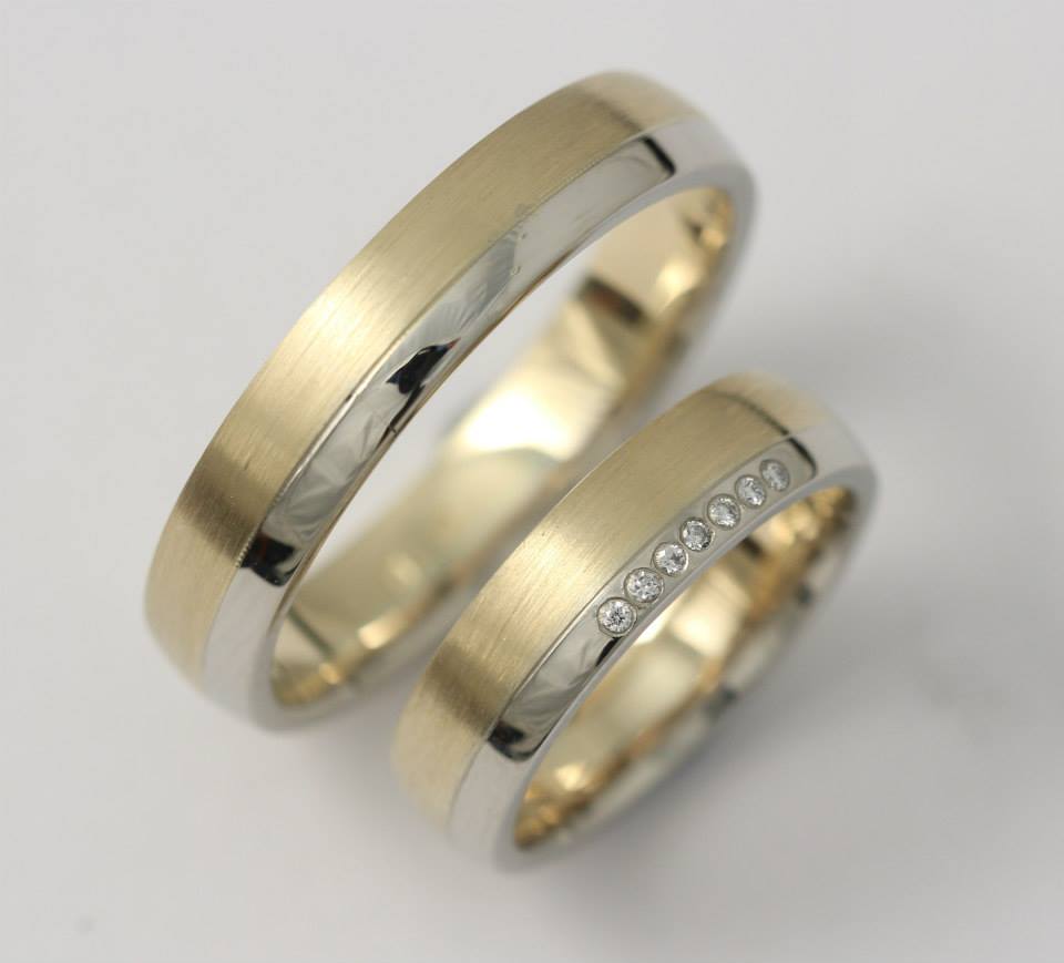 Arany karikagyűrű gyémántokkal A027.