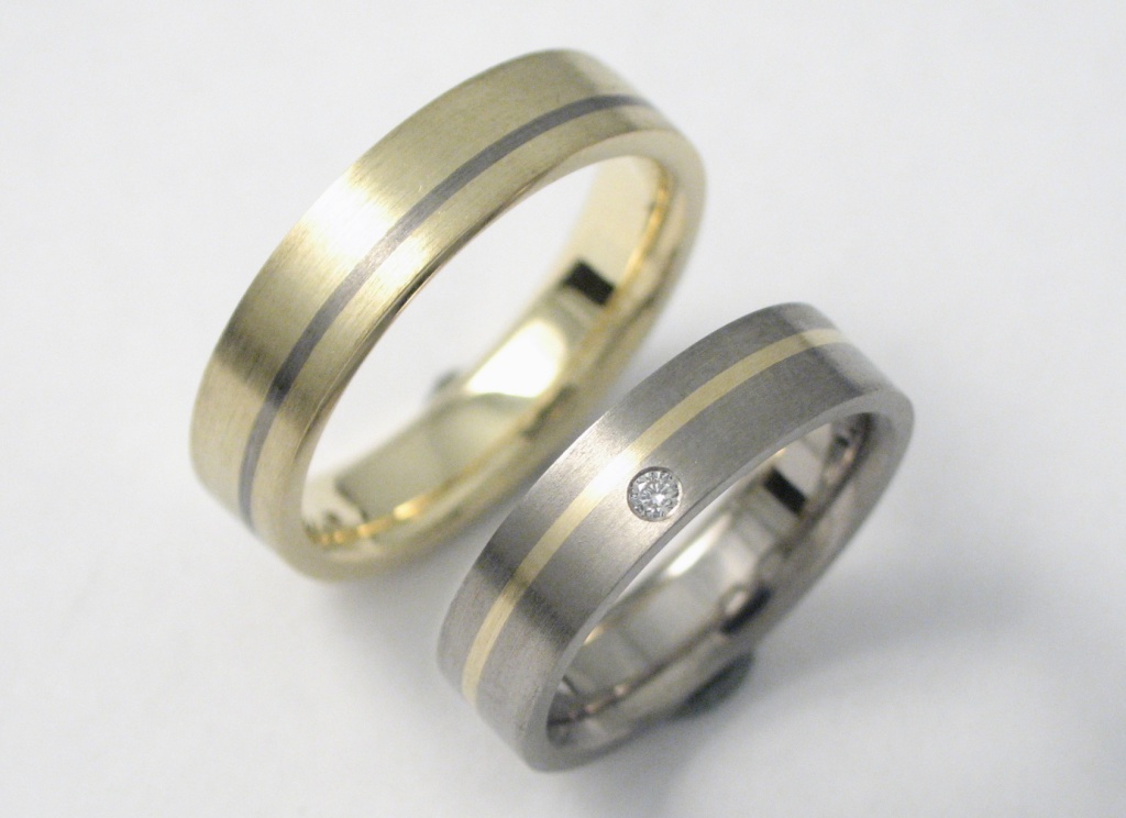 Arany és titán karikagyűrű gyémánttal A043.