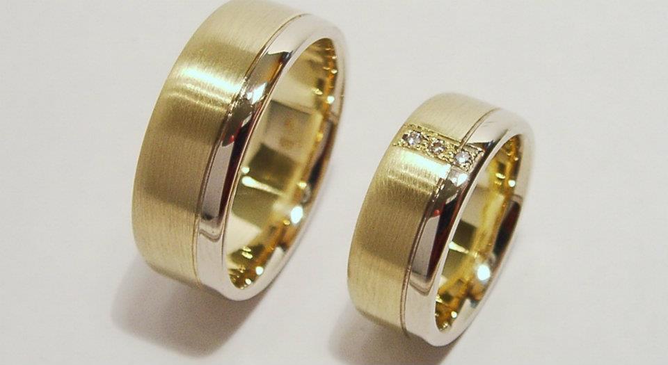 Arany karikagyűrű gyémántokkal A025.