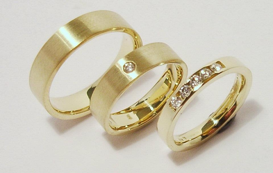 Arany karikagyűrű és jegygyűrű gyémántokkal A026.