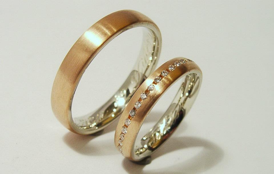 Vörösarany-fehérarany karikagyűrű gyémántokkal A039.