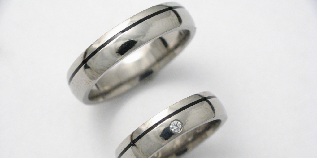 Titán karikagyűrű kerámiával és gyémánttal 049.