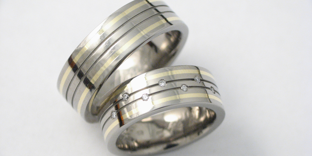 Titán-arany karikagyűrű gyémántokkal T050.