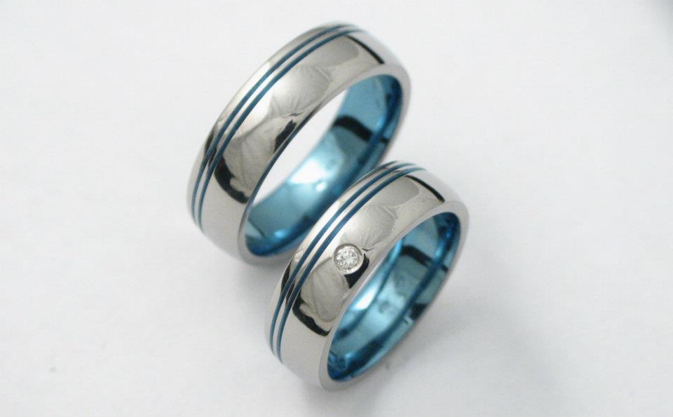 Színes (oxidált) titán karikagyűrű, gyémánttal 151.