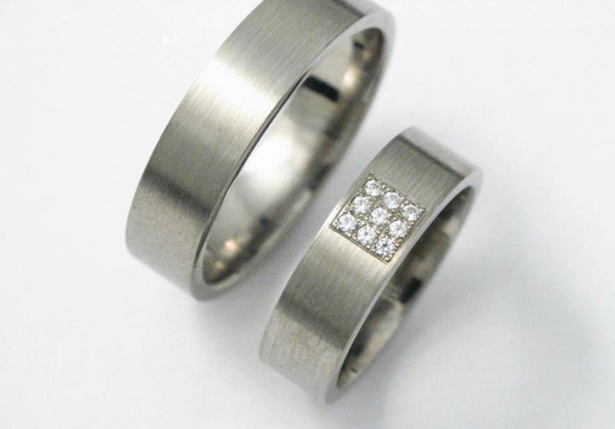Titán karikagyűrű gyémántokkal T086.