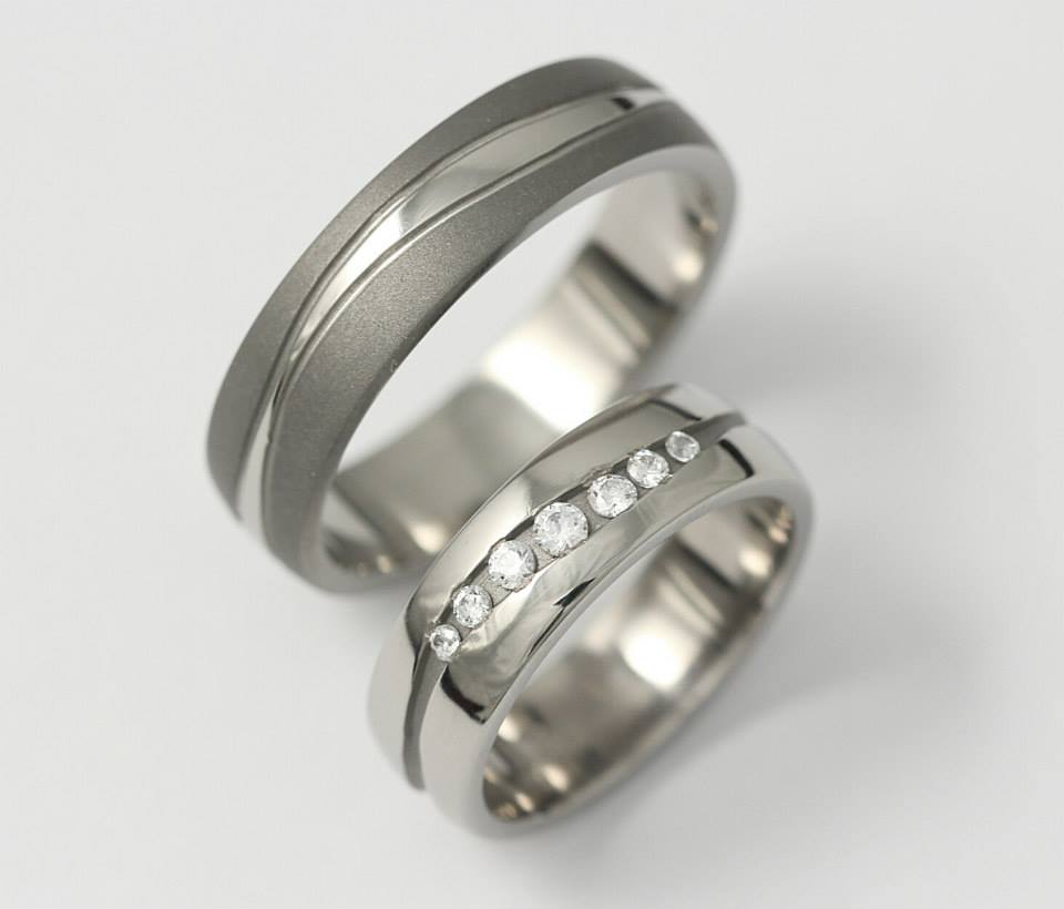Titán karikagyűrű gyémántokkal T075.