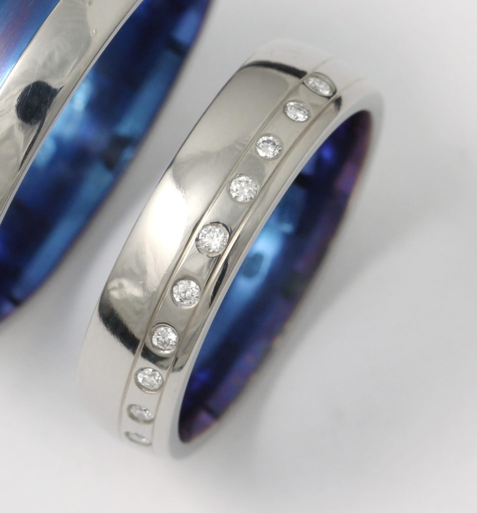 Titán karikagyűrű gyémántokkal T093.